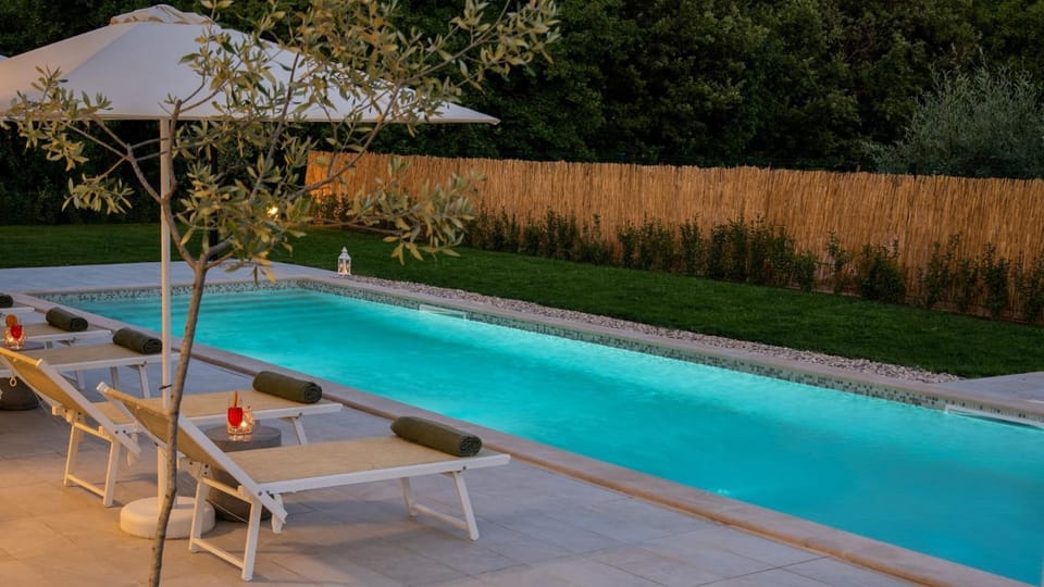 Property building, Garden, Balcony/Terrace, Seating area, Swimming pool