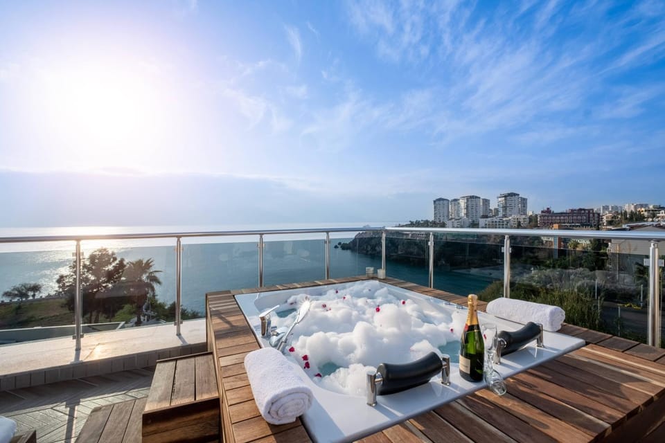 Hot Tub, Coffee/tea facilities, View (from property/room), Balcony/Terrace
