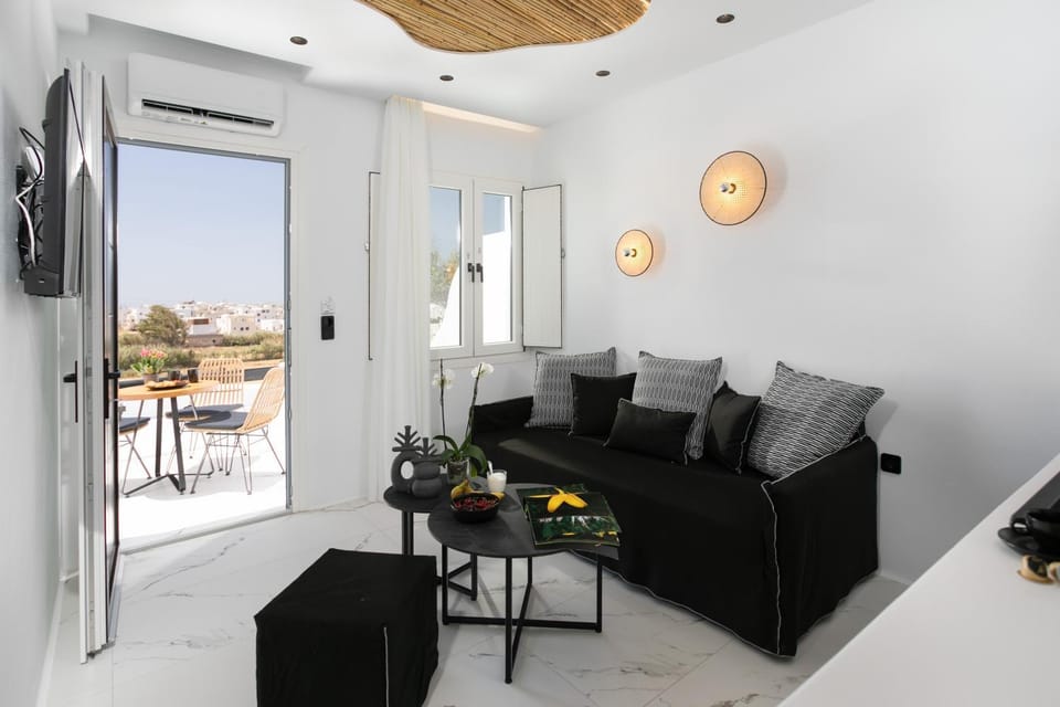 Patio, TV and multimedia, View (from property/room), Living room, Photo of the whole room, Seating area, Dining area, City view, Garden view, Landmark view, Mountain view, Sea view, Breakfast, Drinks, Quiet street view, Inner courtyard view
