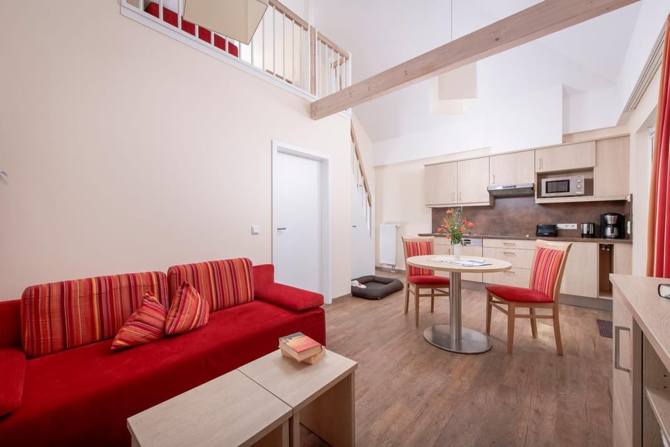 Coffee/tea facilities, Kitchen or kitchenette, Living room, Seating area, Dining area