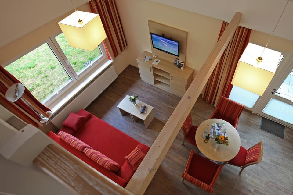 TV and multimedia, Living room, Seating area, Dining area