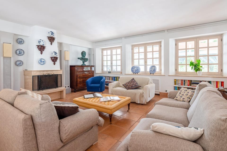 Living room, Seating area