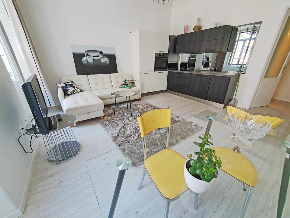 Communal lounge/ TV room, TV and multimedia, Kitchen or kitchenette, Living room, Seating area, Dining area, oven, pet friendly
