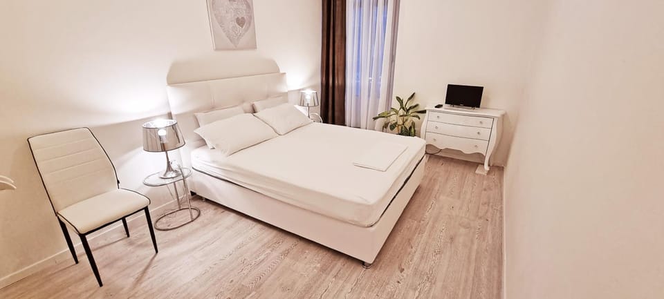 Bed, TV and multimedia, Photo of the whole room, Bedroom