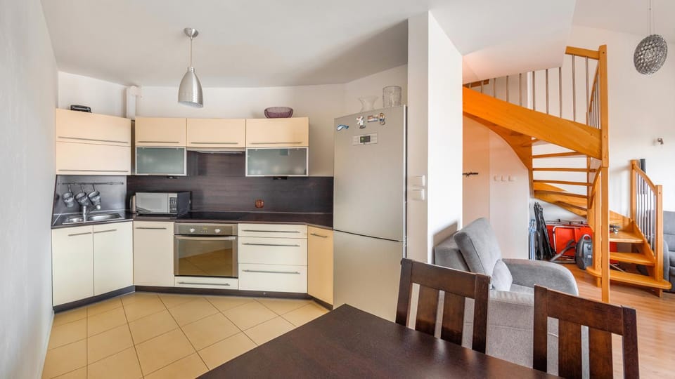Kitchen or kitchenette, Living room, Seating area, Dining area