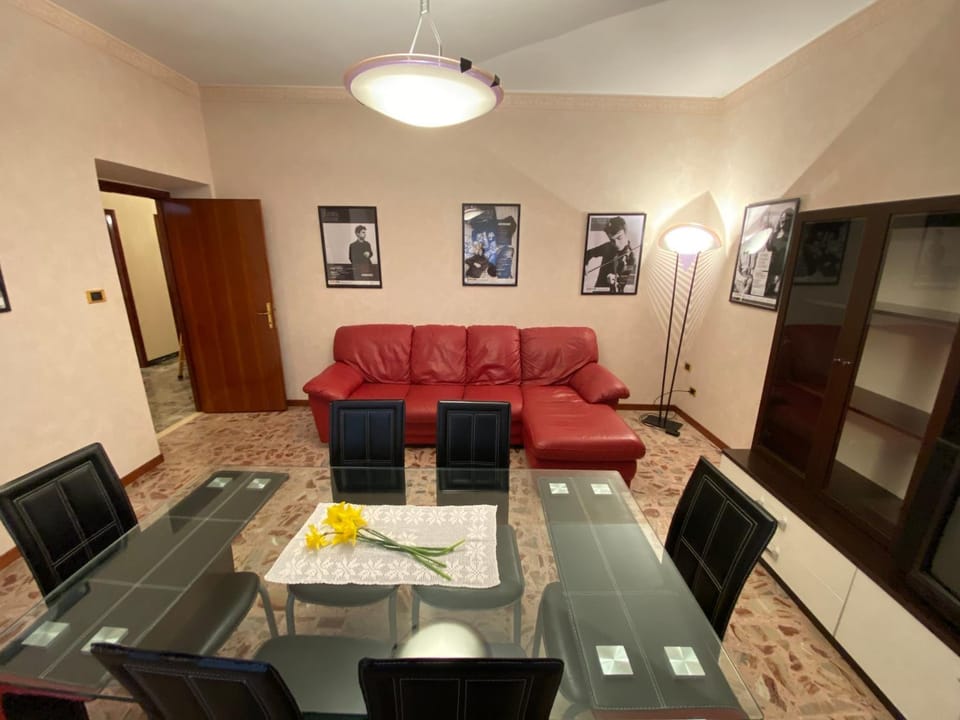 Communal lounge/ TV room, Living room, Seating area