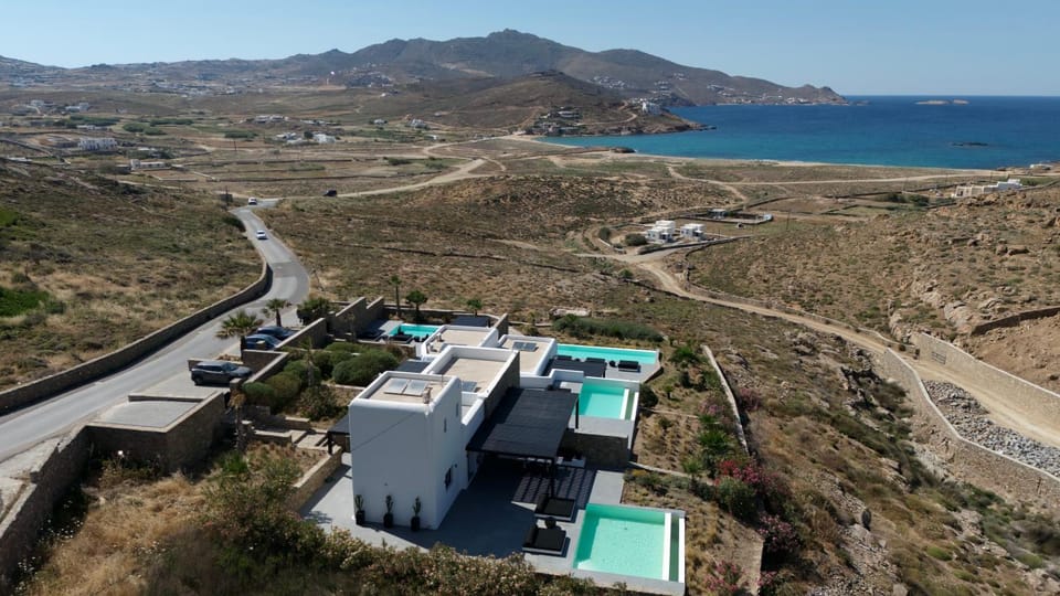 BLACK AND WHITE VILLAS FTELIA - MYKONOS Villa in Mykonos, Mikonos 846 00, Greece