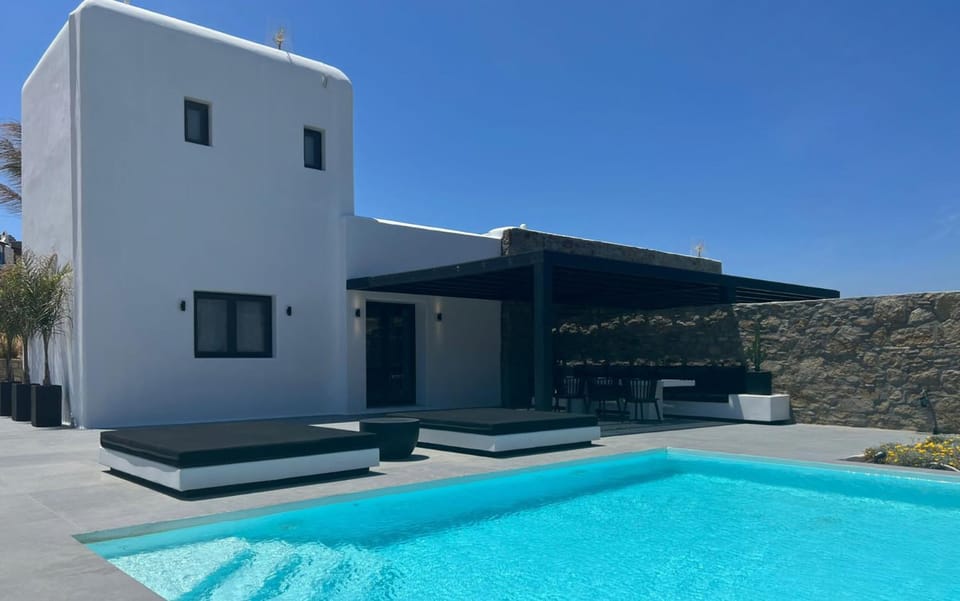 Property building, Day, Pool view, Swimming pool, sunbed