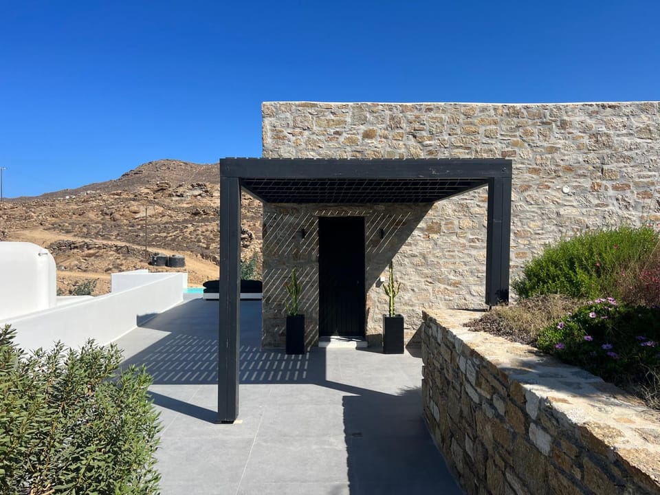 BLACK AND WHITE VILLAS FTELIA - MYKONOS Villa in Mykonos, Mikonos 846 00, Greece