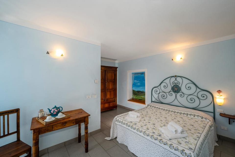 Bed, Photo of the whole room, Decorative detail, Bedroom