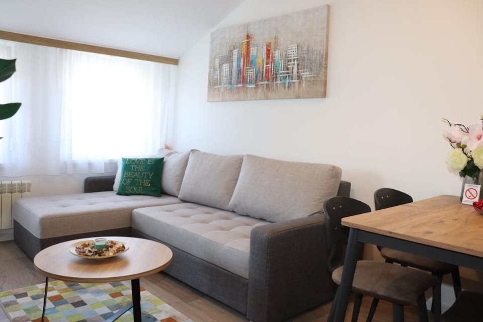 Bed, Living room, Seating area, Dining area