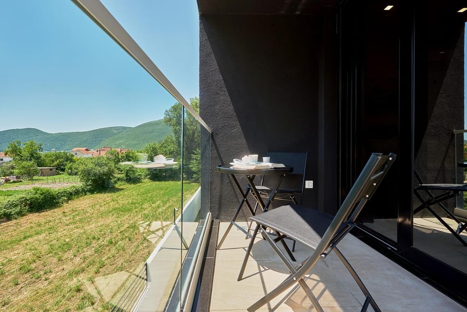 Balcony/Terrace, Garden view, Mountain view