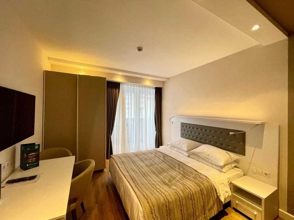Bed, TV and multimedia, Photo of the whole room, Bedroom, hair dresser
