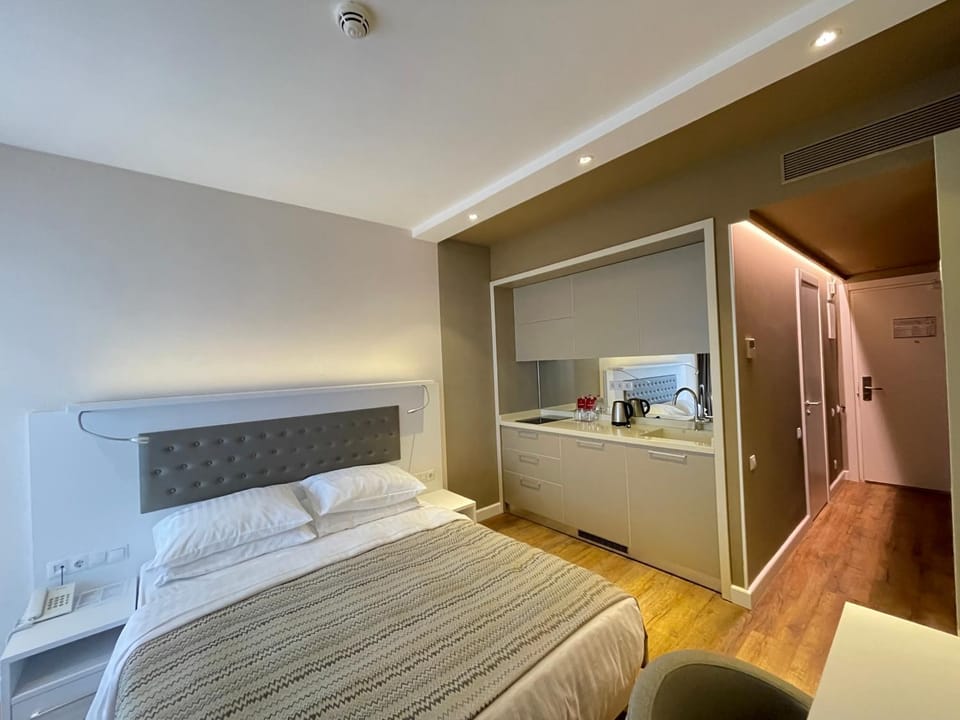 Bed, Kitchen or kitchenette, Photo of the whole room, Bedroom