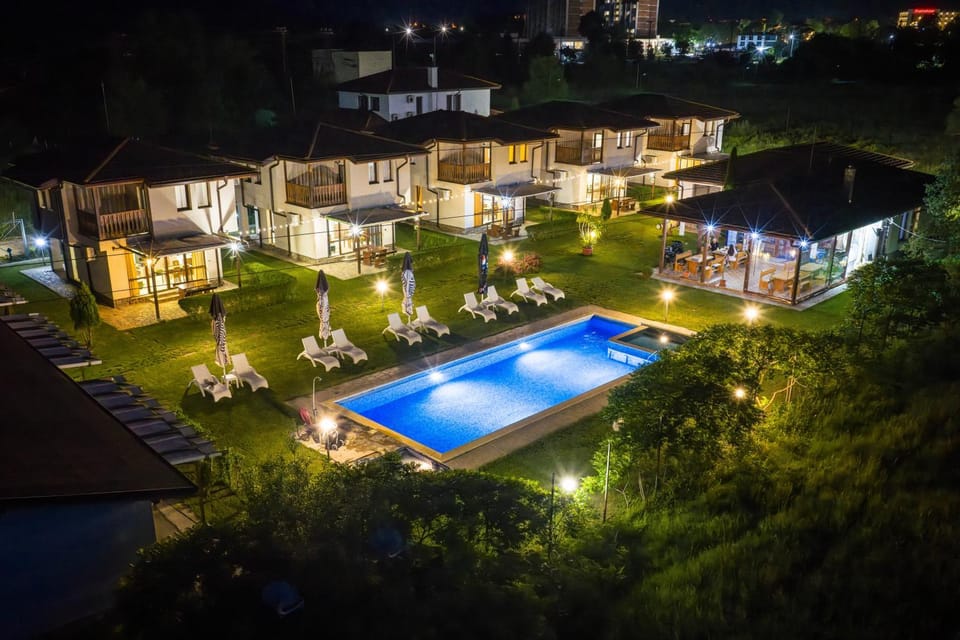 Property building, Garden, Swimming pool