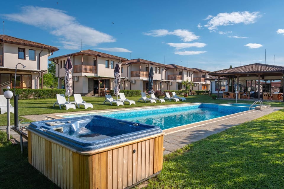 Property building, Patio, Restaurant/places to eat, Day, Swimming pool, Inner courtyard view, sunbed