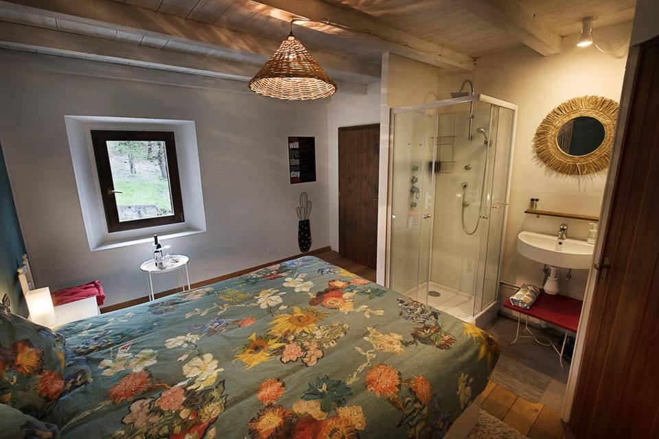 Shower, Toilet, Bed, Bedroom, towels