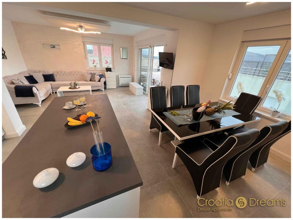 Seating area, Dining area