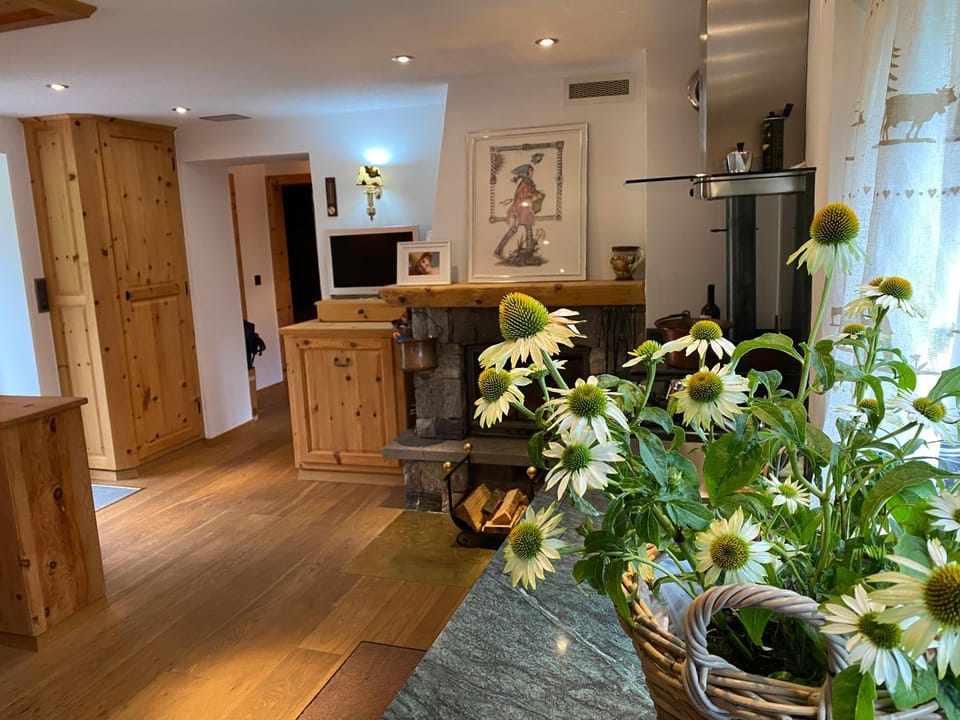 TV and multimedia, Kitchen or kitchenette, Living room