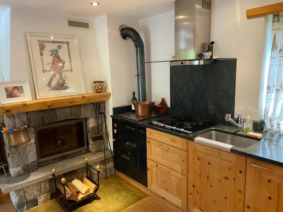 Kitchen or kitchenette, pet friendly, stove