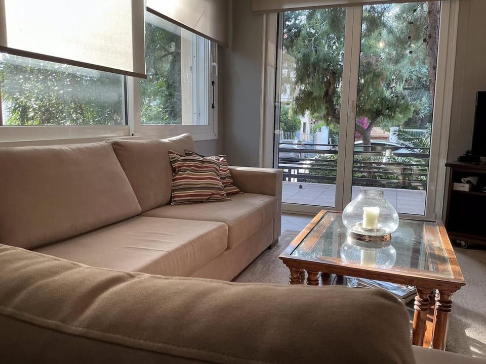 2BDRM Glyfada Residence - Jacuzzi, Garden & Parking Apartment in South Athens