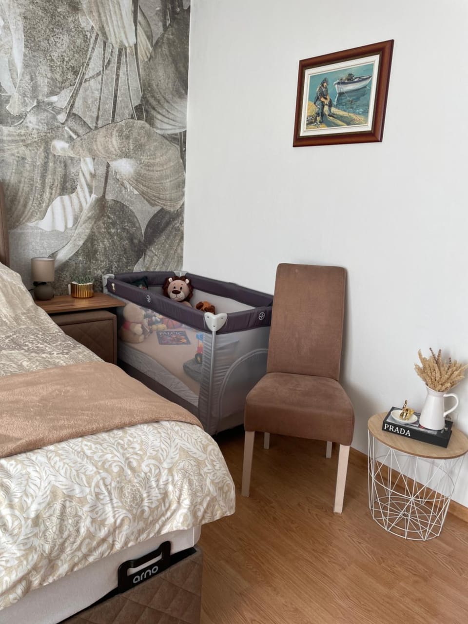 Bed, Photo of the whole room, Seating area, Bedroom