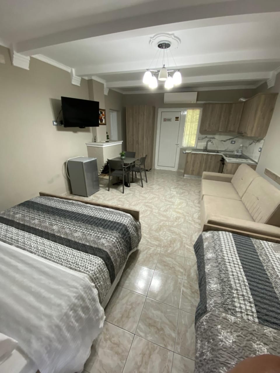 TV and multimedia, Kitchen or kitchenette, Living room, Photo of the whole room, Seating area, Bedroom