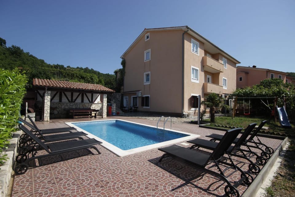 Property building, Garden, Pool view, Swimming pool, sunbed