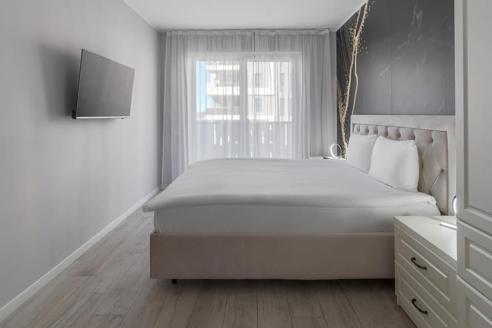 Bed, TV and multimedia, Photo of the whole room, Bedroom