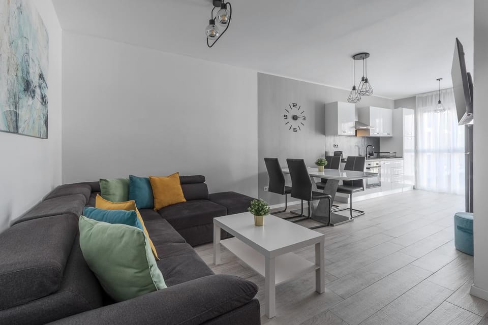 TV and multimedia, Kitchen or kitchenette, Living room, Seating area, Dining area