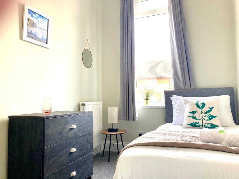 Bed, Bedroom, hair dresser