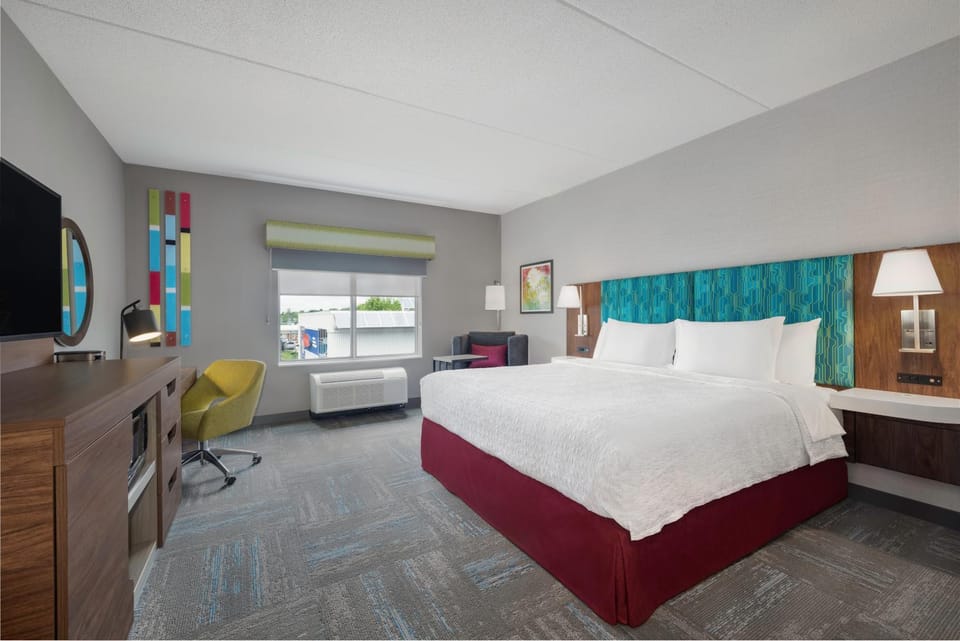 Bed, Seating area, Bedroom