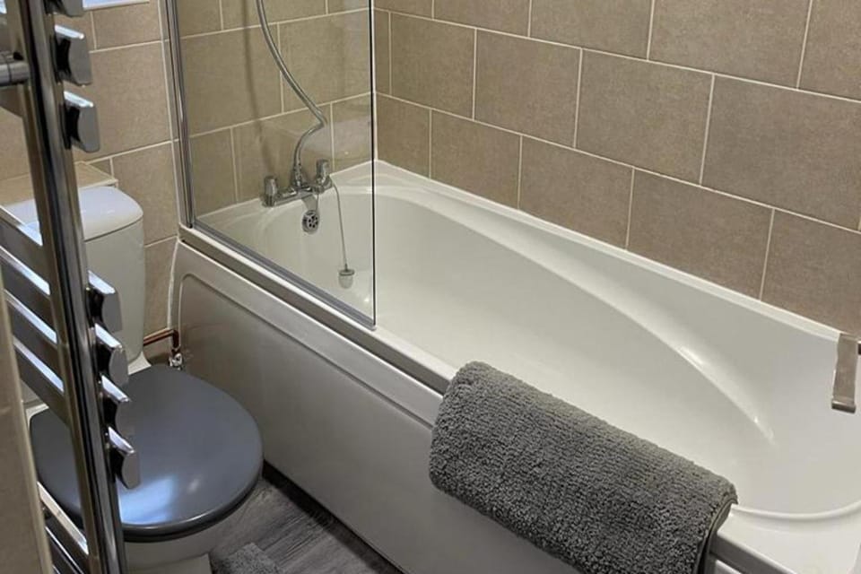 2-Bed Sleeps 4 Free Parking Pets Allowed Apartment in Eastbourne