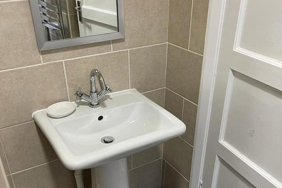 2-Bed Sleeps 4 Free Parking Pets Allowed Apartment in Eastbourne