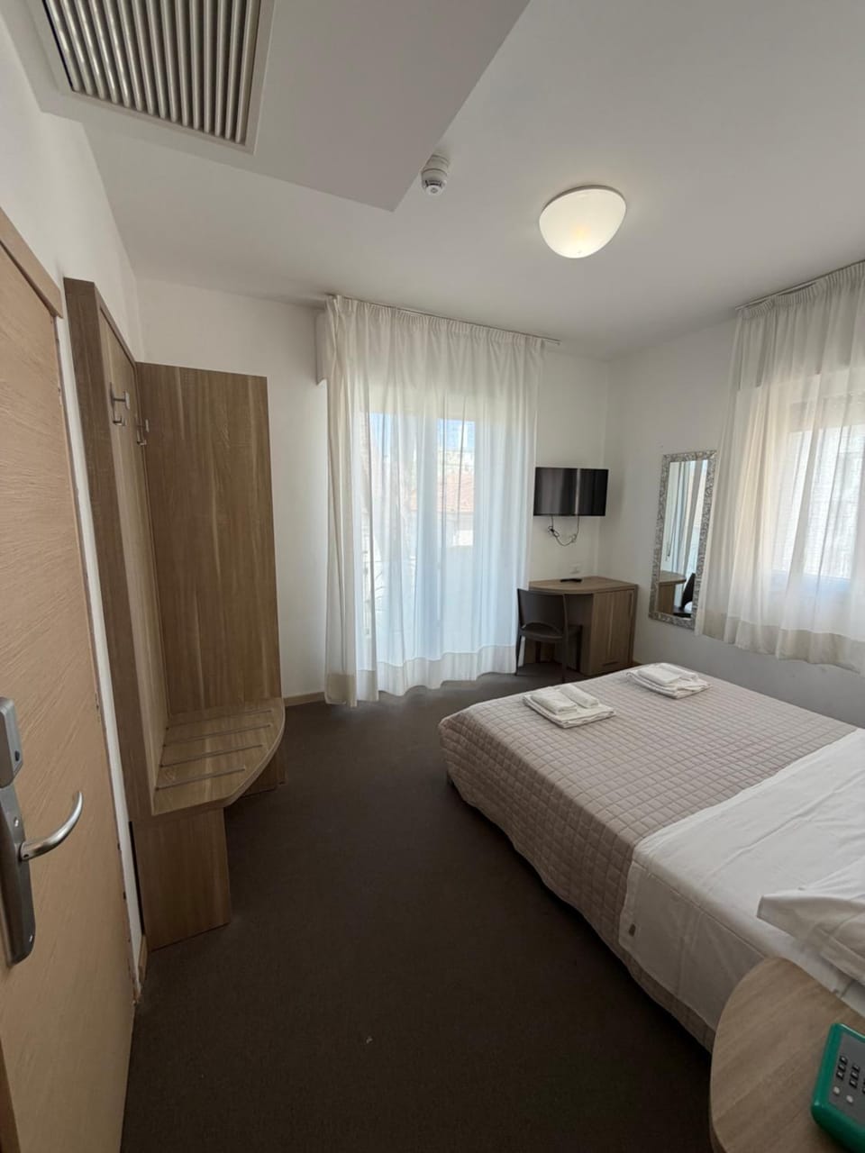 Bed, TV and multimedia, Photo of the whole room, Bedroom, wardrobe