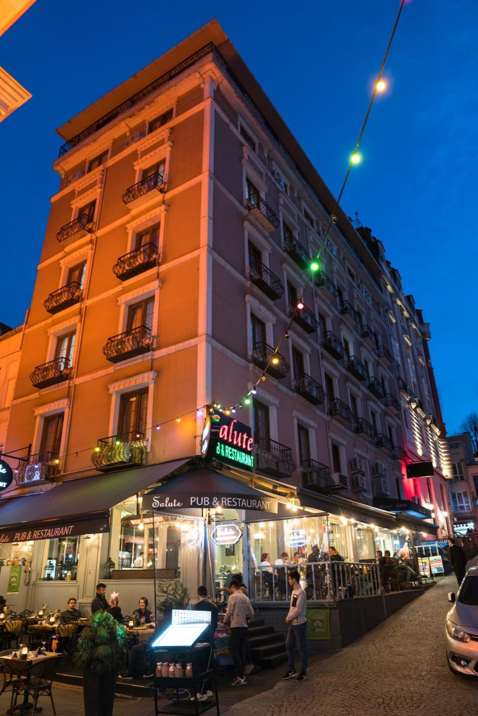Property building, Patio, Staff, Restaurant/places to eat, Facade/entrance, Spring, Off site, Night, Neighbourhood, Balcony/Terrace, Lounge or bar, On site, Food, Street view, Drinks, Alcoholic drinks, Non alcoholic drinks, Location, Sunset