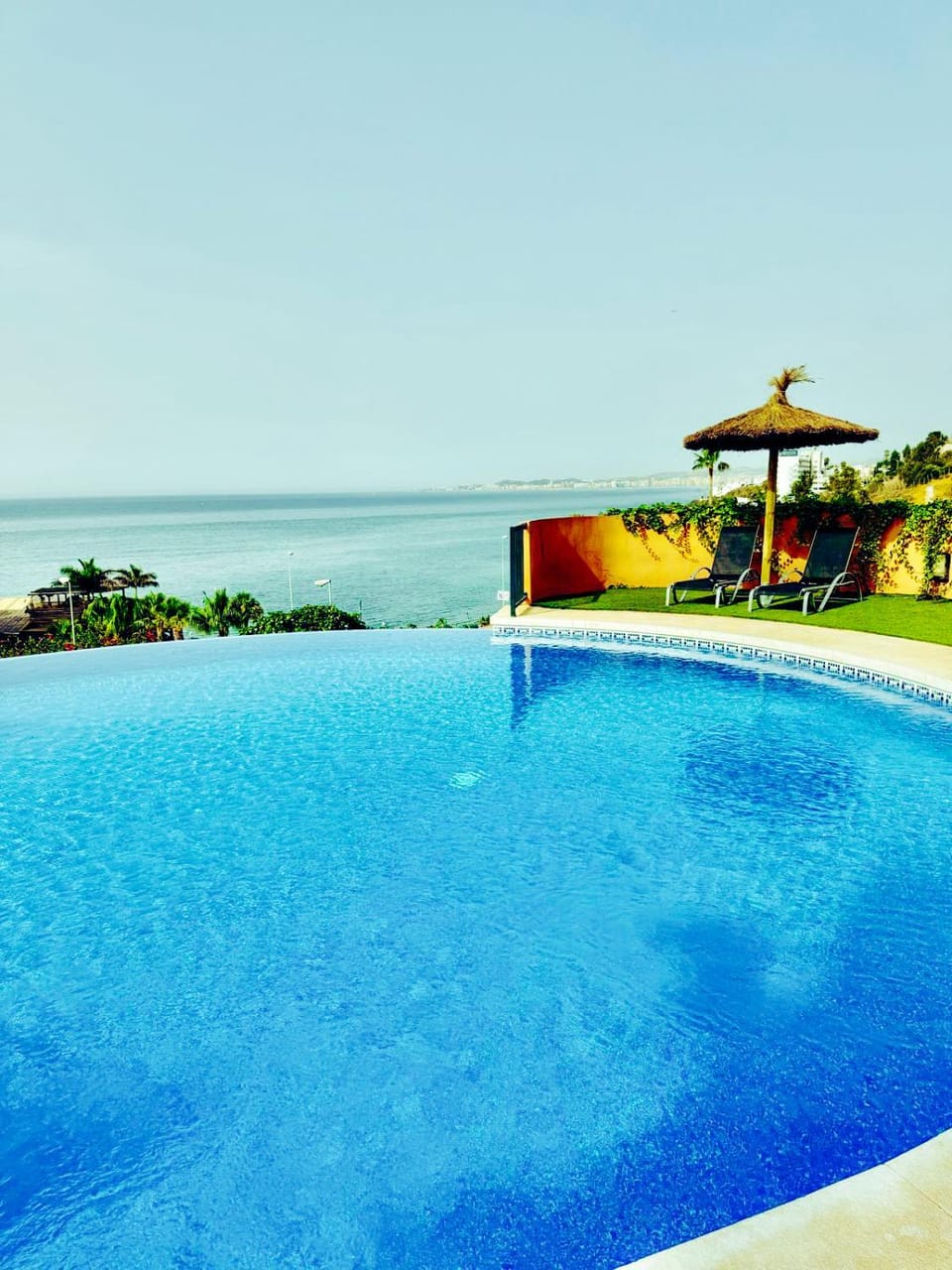 SUNNY HOUSE AT THE BEACH infinity pool shared House in Benalmadena