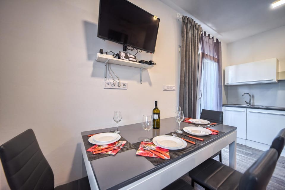 TV and multimedia, Kitchen or kitchenette, Dining area