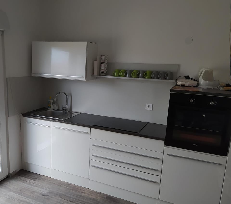 Coffee/tea facilities, Kitchen or kitchenette, stove