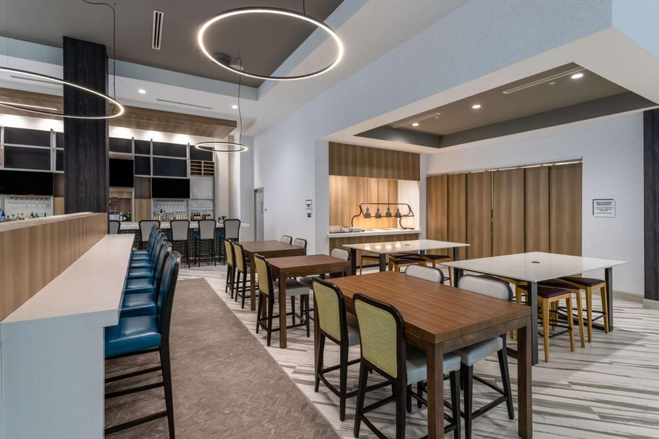 Restaurant/places to eat, Restaurant/places to eat, Lounge or bar