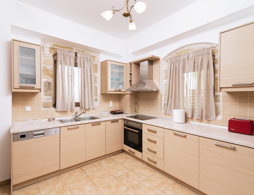 Kitchen or kitchenette, dishwasher, minibar, stove, kitchen