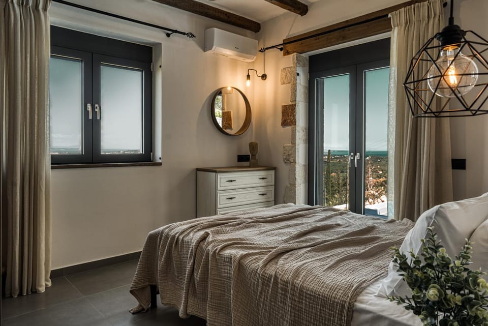 Bed, View (from property/room), Photo of the whole room, Bedroom, City view, Garden view, Landmark view, Mountain view, Sea view, Sea view, Quiet street view