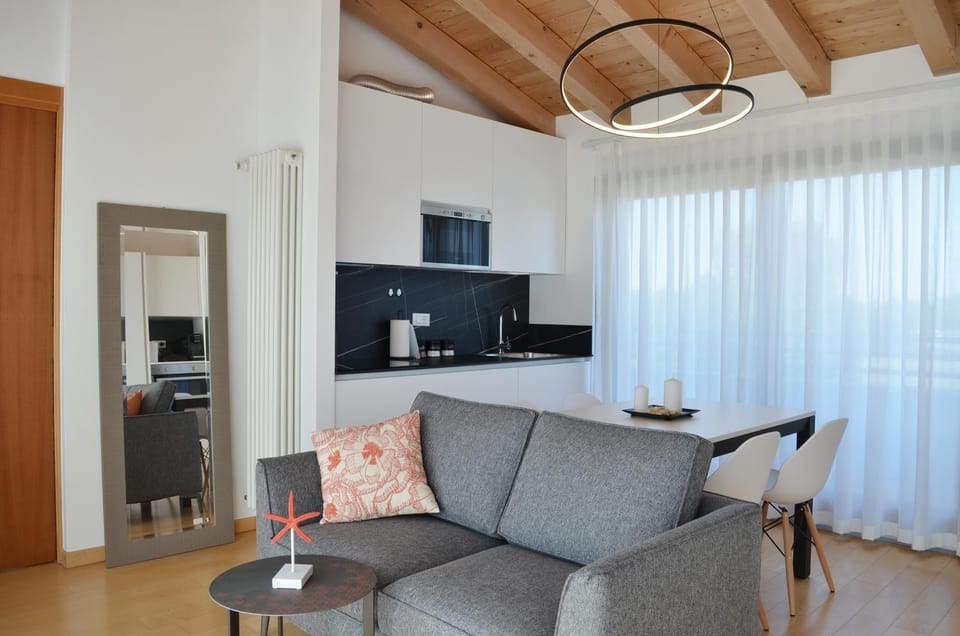 Communal lounge/ TV room, TV and multimedia, Living room, Seating area, Dining area