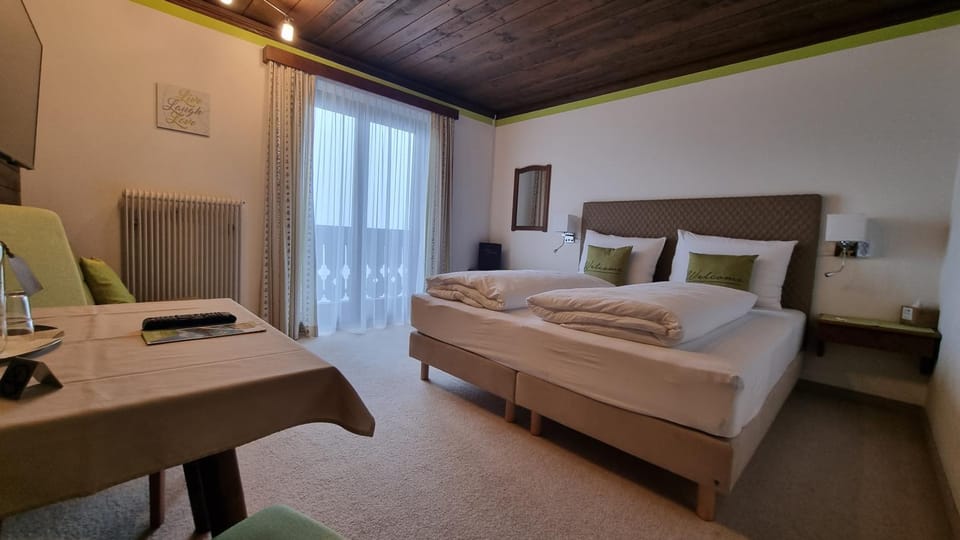 Bed, TV and multimedia, Photo of the whole room, Bedroom, hair dresser