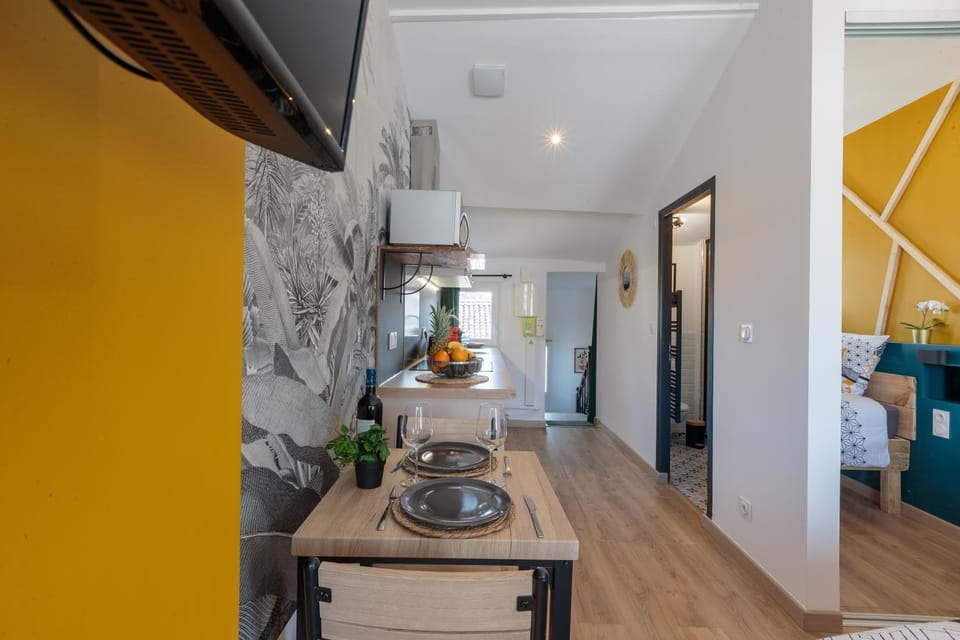 Kitchen or kitchenette, Dining area