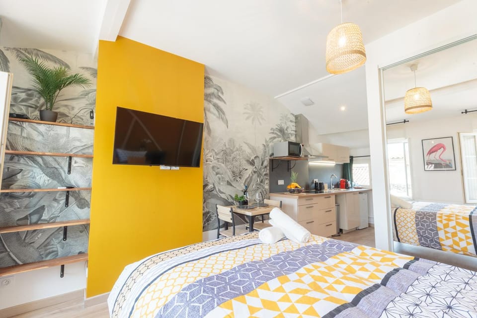 Bed, TV and multimedia, Photo of the whole room, Bedroom