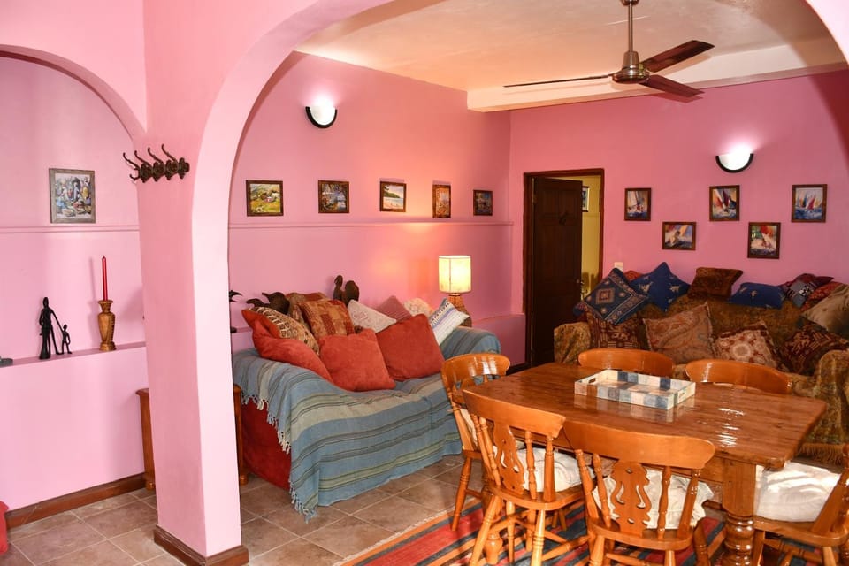 Living room, Seating area, Dining area, fireplace
