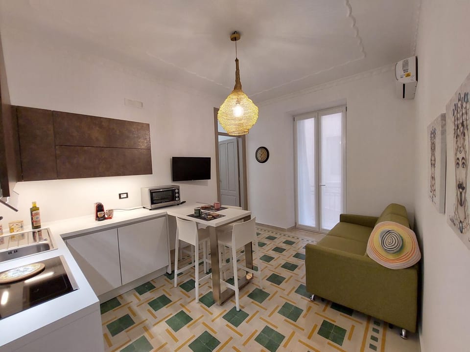 TV and multimedia, Kitchen or kitchenette, Living room, Seating area, Dining area, oven, stove, kitchen