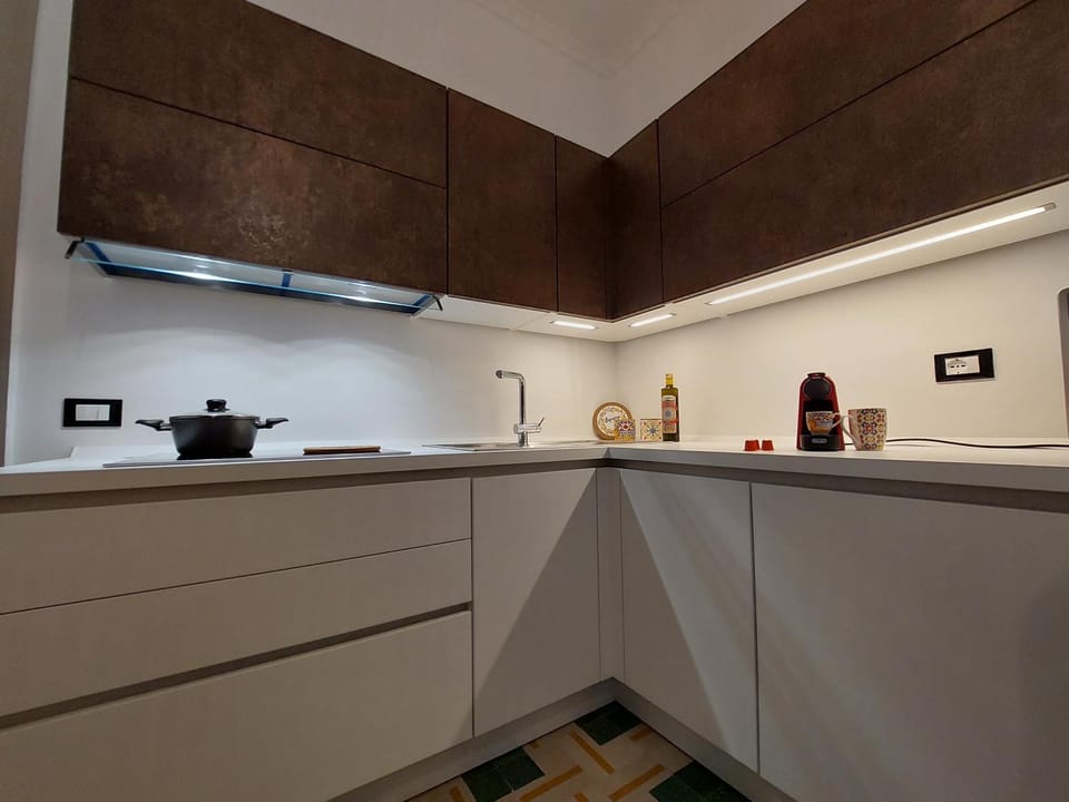 Coffee/tea facilities, Kitchen or kitchenette, stove