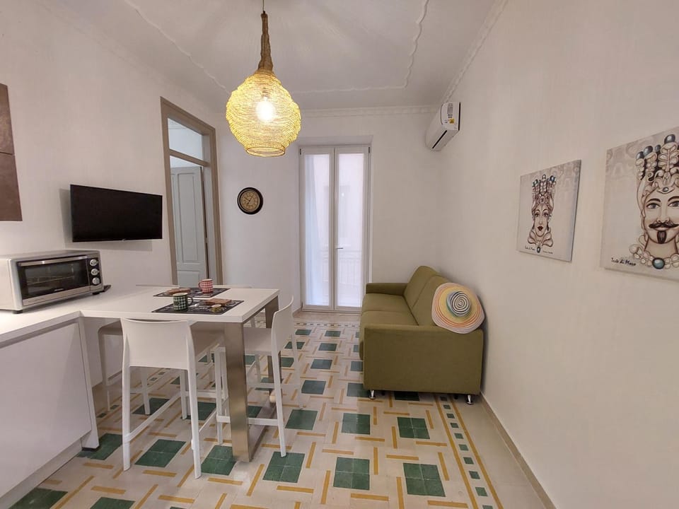 TV and multimedia, Kitchen or kitchenette, Living room, Seating area, Dining area, dishwasher, oven, stove, air conditioner